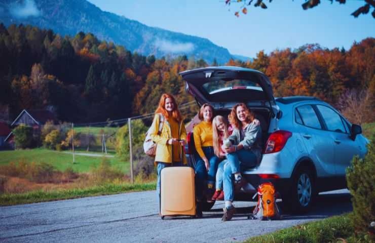 famiglia che parte in auto