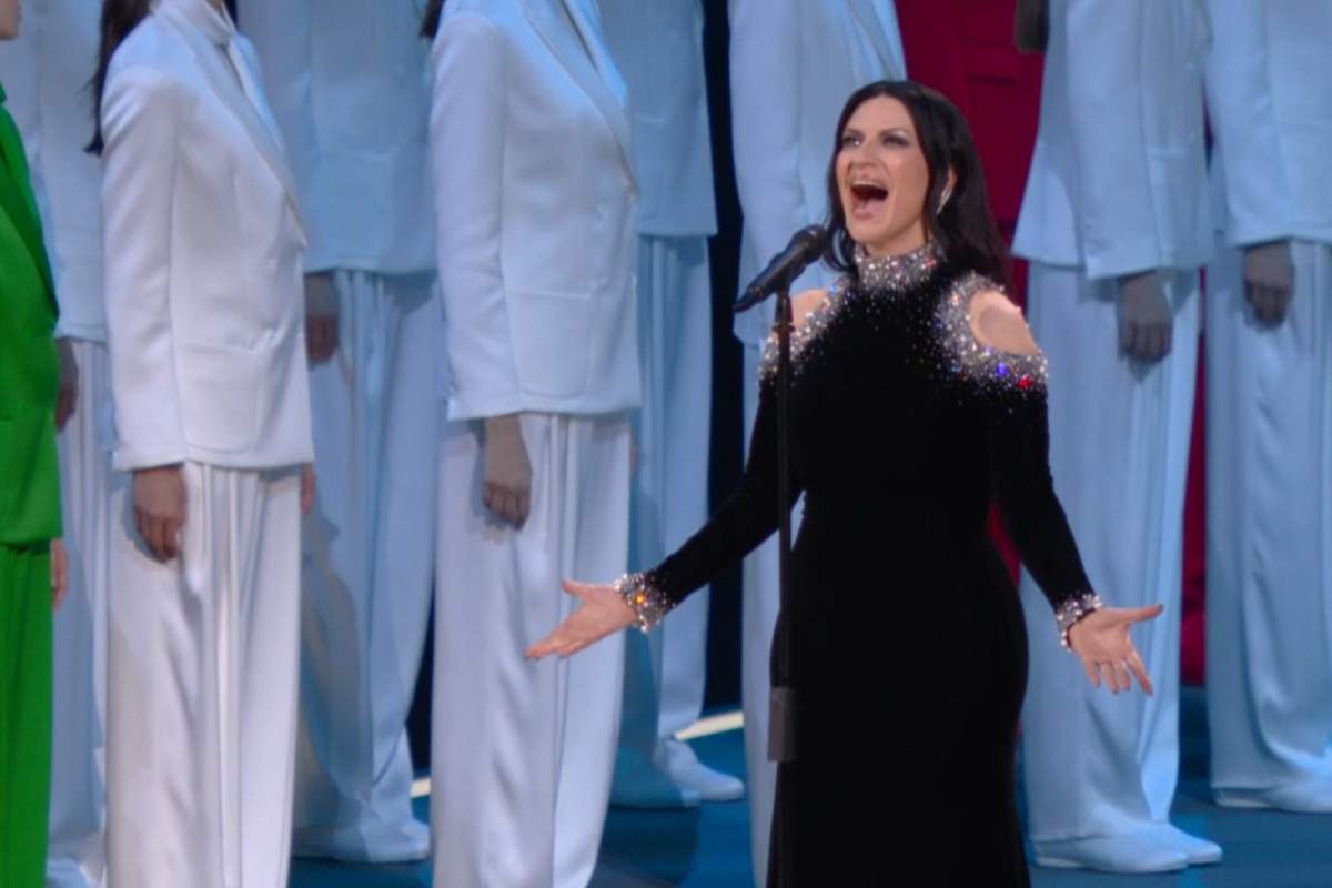 Laura Pausini, gli hater non perdonano: l’inno a San Siro per l’inaugurazione delle Olimpiadi e la polemica che dice molto di noi